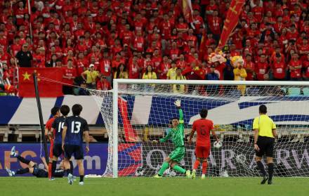 ‘헤더로만 3실점’ 중국축구, 일본에 또 1-3 완패…2연승 마감→5위 추락