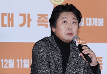 [포토] 질문에 답하는 김윤석