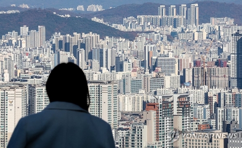 대출 조이자 전국 아파트값 반년 만에 하락…서울은 상승 지속(종합)