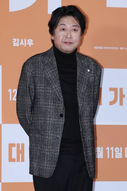 ‘대가족’ 김윤석 “♥김성령과 뽀뽀, 눈 감고 있더니 알아서”