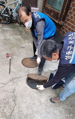 '모기 유충 겨울에 잡는다'…성동구, 월동 모기 퇴치 착수