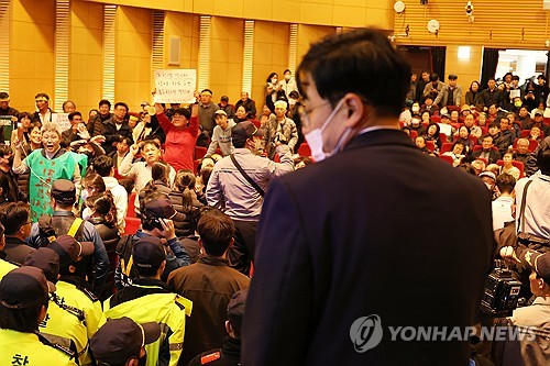 "지천댐 건립 반대"…항의·고성 얼룩진 금강권역 환경부 공청회