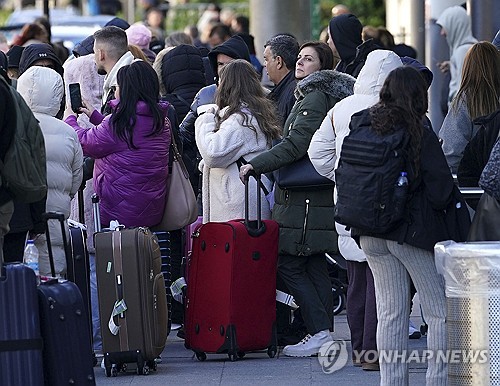 英개트윅공항 수상한 물체에 터미널 일시폐쇄…운항 차질(종합)