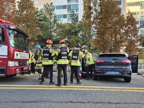 고가차도서 승용차 중앙선 넘어 다른 차 충돌…3명 부상