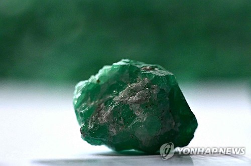 1조4천억 가치 '저주받은 에메랄드' 23년 만에 고향 브라질로