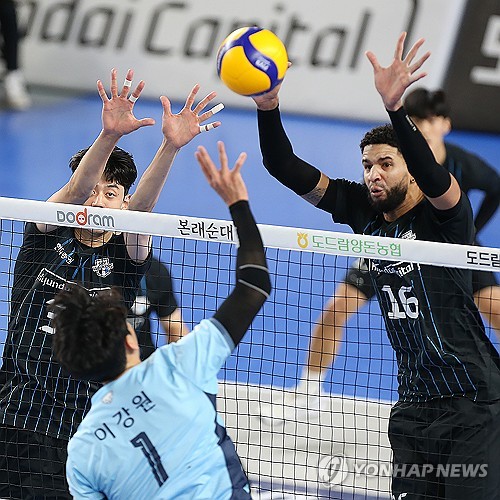 '김지한·이강원 활약' 우리카드, 1위 현대 3-0 완파…3위 도약