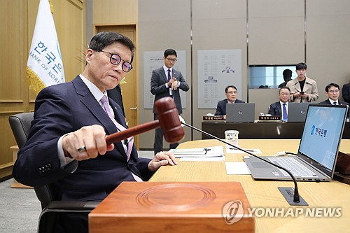 한은 기준금리, 내년 성장률에 달려…상당폭 깎이면 인하 불가피