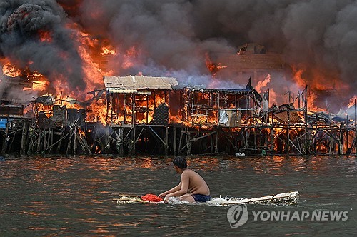 필리핀 마닐라 빈민촌서 대형 화재…가옥 1천채 불타