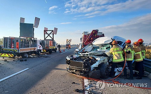 서해안고속도로서 공사 트럭-승합차 충돌…2명 사상