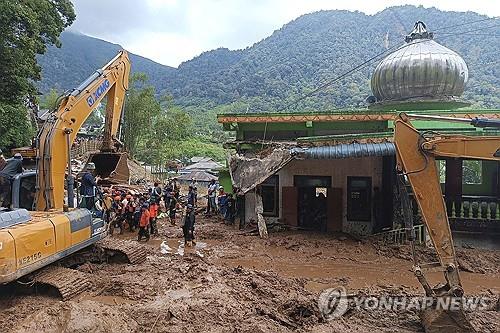 인니 수마트라섬 산사태·홍수로 16명 사망·6명 실종