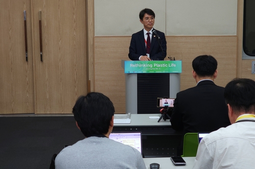 환경장관 "플라스틱 생산 줄여야…'정량' 목표 설정은 어려울듯"