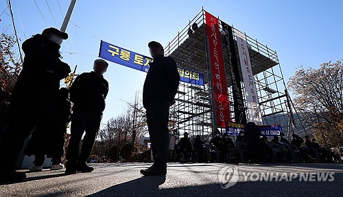 경찰, 구룡마을에 '불법망루' 세운 작업팀장 구속영장 신청