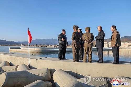 김정은, 신포양식장 건설현장 다시 찾아…"자립 밑천 마련해야"