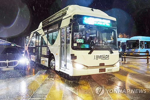 서울 새벽 밝힌 자율주행버스…승객들 "한결 여유 생겨 좋아"