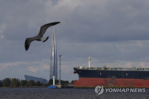 국기 바꿔 달고 러시아원유 수출…英, '그림자 함대' 30척 제재