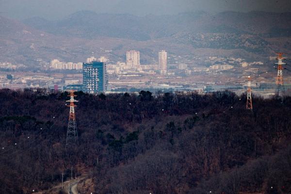 북한, 남측이 지어준 '개성공단 송전탑'까지 철거 착수