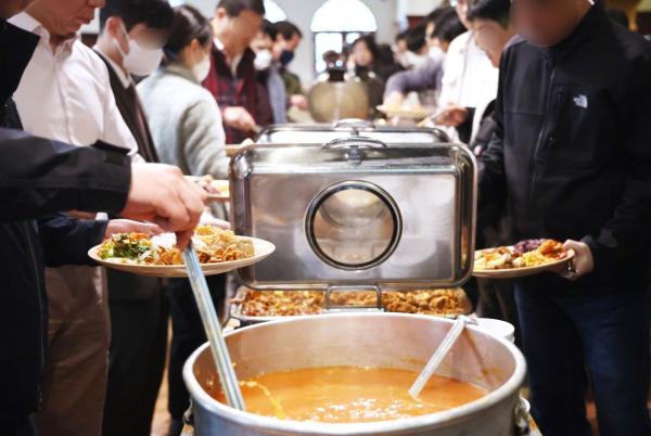 반찬통 가져와 셀프바 밥·국·반찬까지 싹쓸이…식당 주인 '분통'