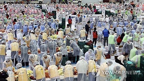 부산서 1천명 모여 '사랑의 김치 나눔'…1억7천만원 십시일반