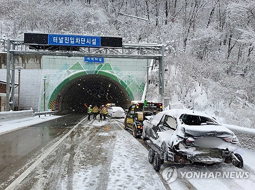 서울양양고속도로서 눈길 4중 추돌사고…1명 사망·6명 중경상