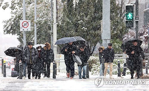 폭설에 서울 지하철·버스 더 운행…출퇴근 집중배차 30분 연장