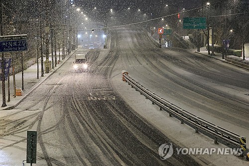 눈폭탄에 경기지역 도로 곳곳 사고…112 신고도 잇달아