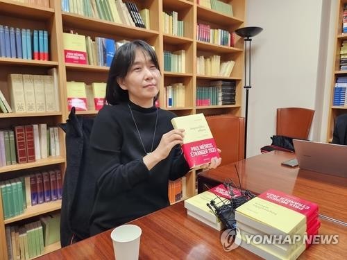 한강 노벨상 시상일 광주서 축하행사…시청 광장에 조형물도