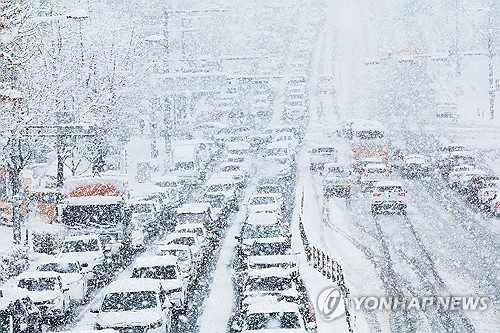 평택시흥고속도로 시흥방향 송산~군자구간 통제…"제설 작업 중"