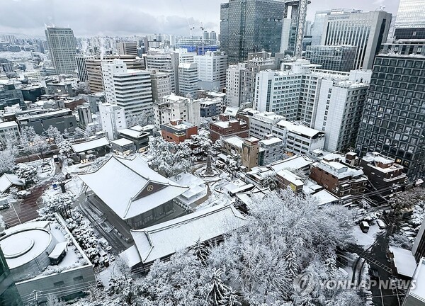 27일 눈이 쏟아지며 서울에 15㎝ 넘게 쌓였다. 내일(28일) 오전까지 전국적으로 눈과 비가 내릴 것으로 예보됐다. [사진=연합]