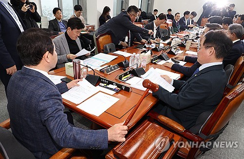 與 "野, 예산안 인질극…국민 범죄위험 노출되고 민생 훼손"