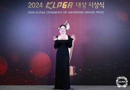 윤이나, 징계 복귀해에 3관왕…'100% 팬투표' 인기상은 황유민 [KLPGA 시상식]