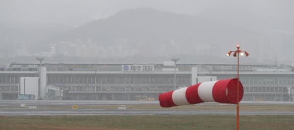 대설로 항공기 150편 결항…"27일 밤까지 눈·비 이어질 듯"