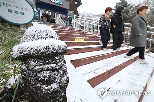 제주, 강풍 속 눈 또는 비 이어져…"빙판길 유의"