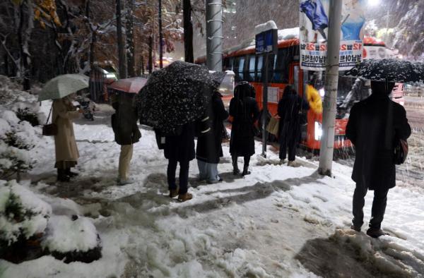 역대급 첫눈에 도로·항공도 '꽁꽁'…제설제 7만톤 썼다