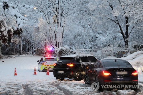 이틀째 폭설 서울 북악산길 등 곳곳 통제…지하철 증회·연장(종합)