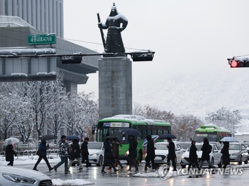 "설국열차 예상했다"…이틀째 폭설에 험난한 출근길 '비상'