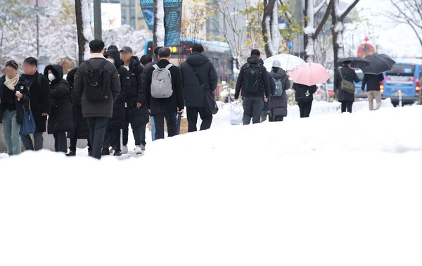 28일 오전 서울 중구 세종대로 일대에서 시민들이 출근하고 있다. [사진=연합]