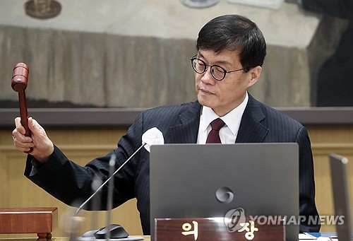 한은총재 "금통위원 3명, 3개월내 추가 인하 가능성 열어둬"