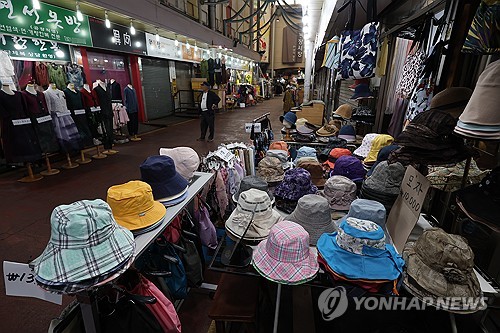 내수 온기는 아직…실질소득 2.3% 늘어도 소비 1.4% 증가 그쳐