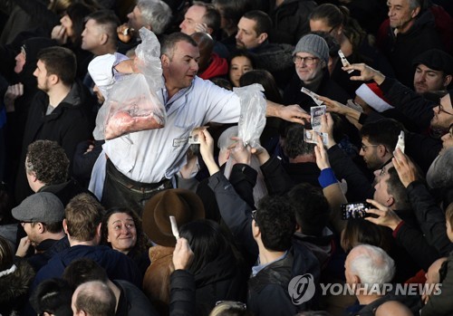 英런던 금융 중심가 800년 전통 육류시장 문닫는다