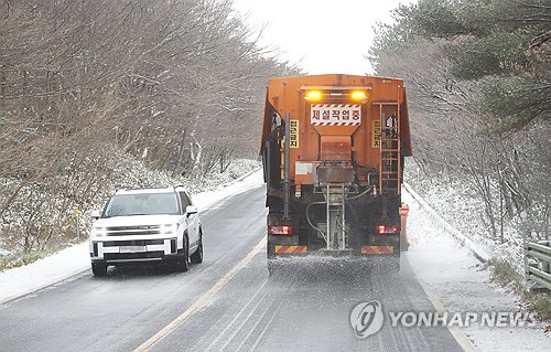 제주 강한 바람 동반 천둥·번개…곳에 따라 싸락우박