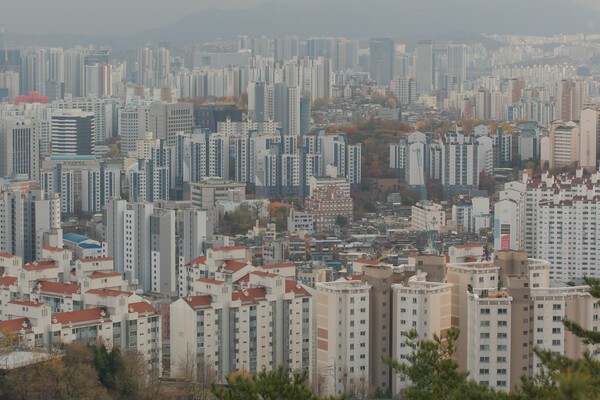 서울 인왕산에서 바라본 서울 시내 아파트 모습. [사진=연합]