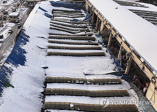 "언제 다 치우죠?"…폭설 붕괴피해에 복구도 마음도 '막막'