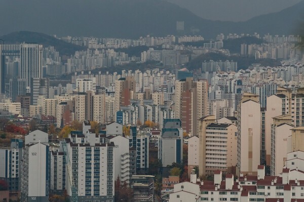 서울 인왕산에서 바라본 서울 시내 아파트 모습. [사진=연합]