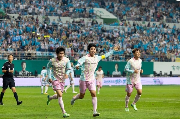 임영웅, 하나은행 자선축구대회 수익금 12억 전액 기부