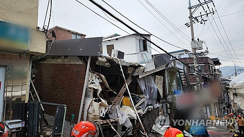 성남서 무너진 2층 주택 철거 완료…건물 노후 따른 붕괴 추정