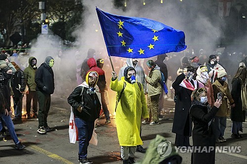 조지아, 'EU 가입논의 중단' 반대 시위서 107명 체포