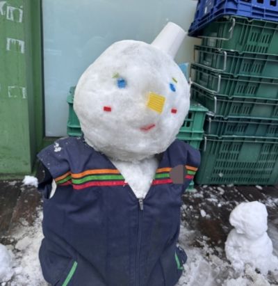 편의점 유니폼까지 입혀놨는데…1시간 공들인 눈사람 발로 '퍽'