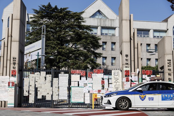 지난달 24일 오후 남녀공학 전환 반대 유인물이 가득한 서울 성북구 동덕여대 정문 앞에 경찰 순찰차가 대기하고 있다. [사진=연합]