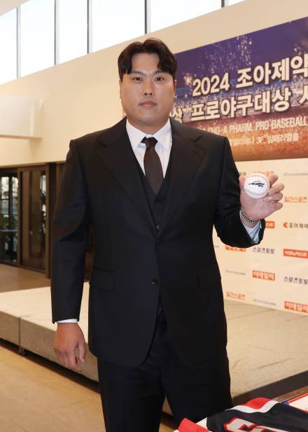 [포토] 한화 류현진, 2024 조아제약 프로야구대상 왔어요