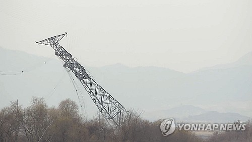 잘린 전선 무게 못이긴 개성공단 송전탑 와르르…인부 추락도